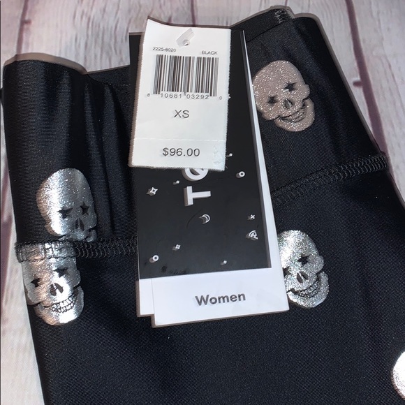 💕 NWT $200 Skull Leggings and 2 sports bras💕 - Picture 6 of 8